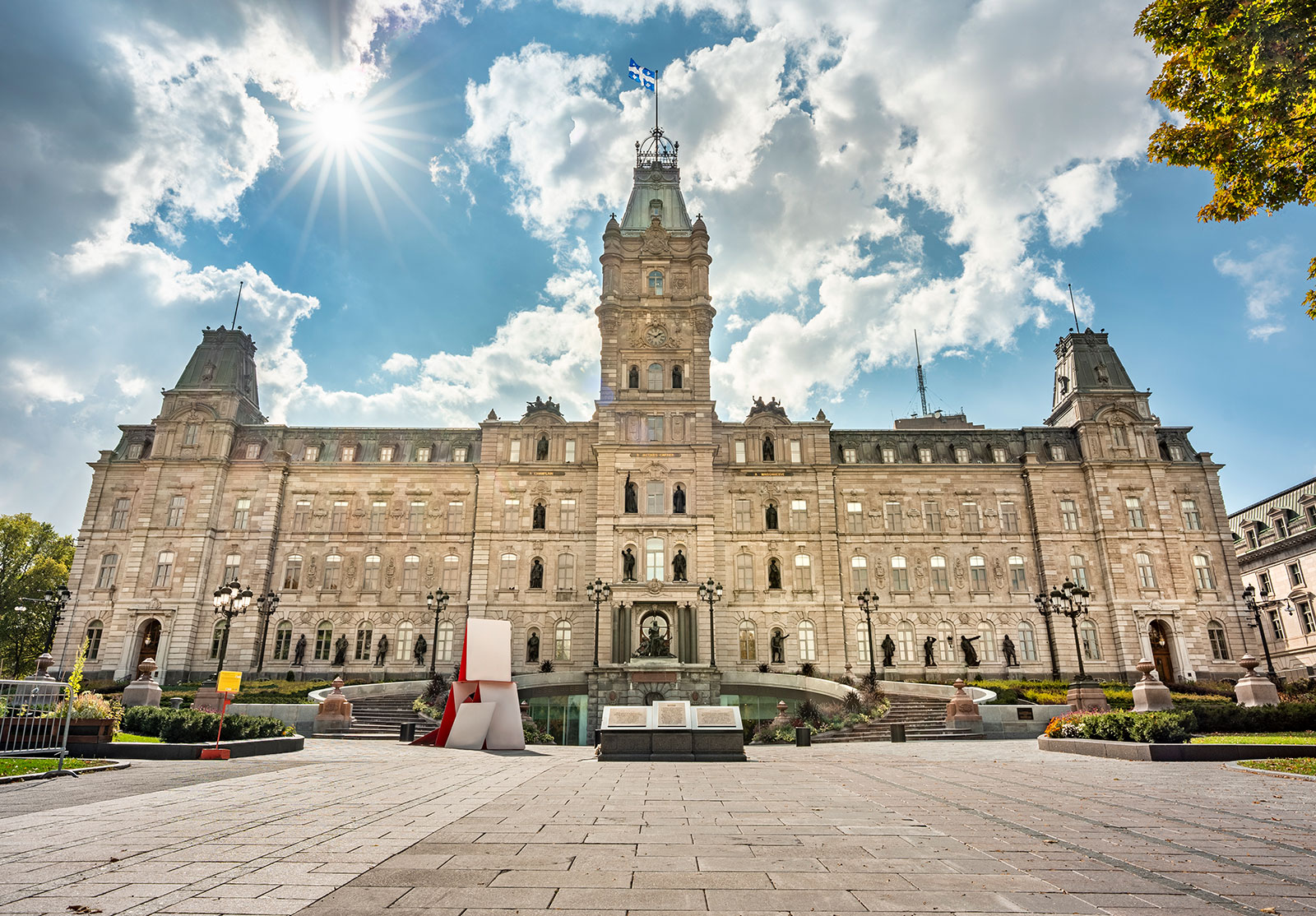 Un bâtiment administratif québécois.