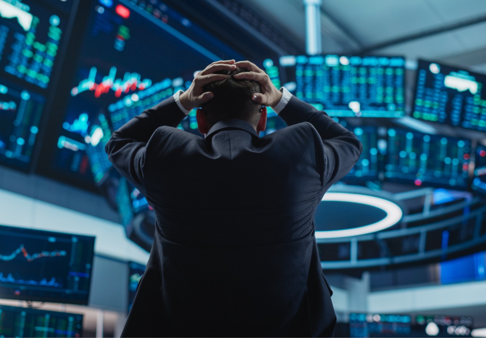 Un négociateur en bourse stressé ne peut appréhender un effondrement soudain du marché boursier. Concept de crise financière avec un courtier en bourse.