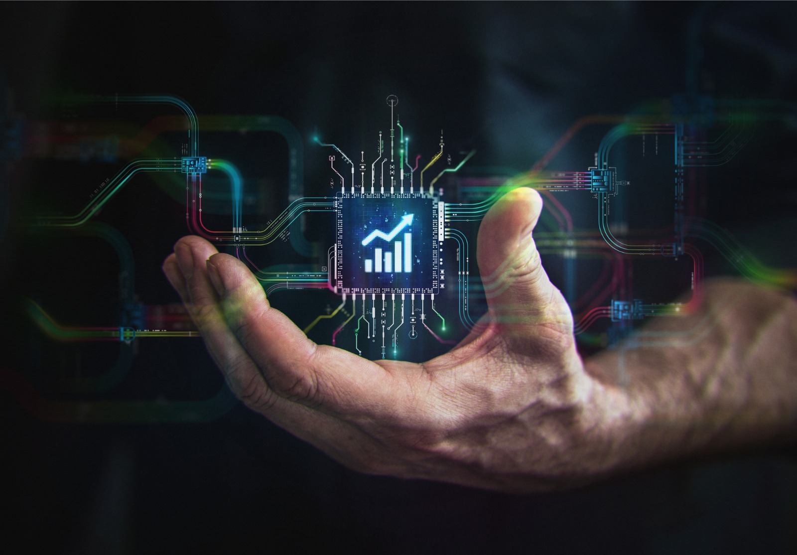 Une technologie commerciale performante dans votre main. Main d'homme tenant un graphique futuriste en croissance au centre et un circuit imprimé avec des transferts de données vibrantes, représentant la technologie de négociation évolutive du futur.