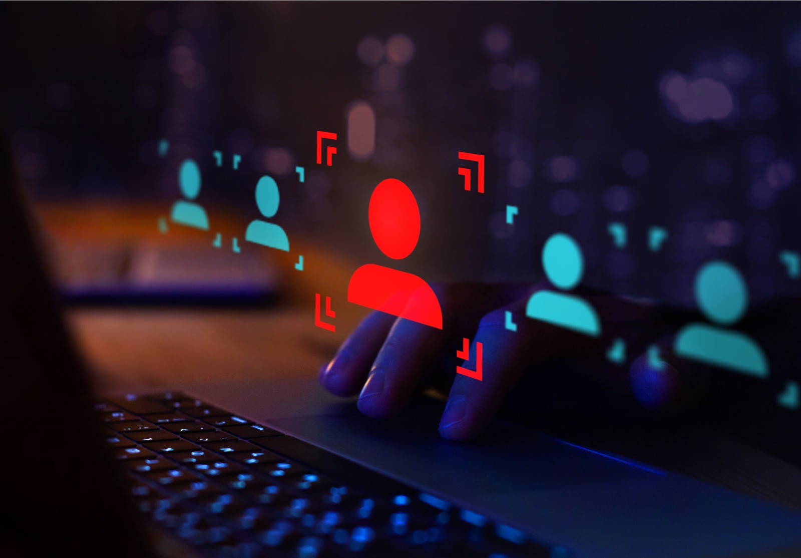 Un homme tapant au clavier, devant lui on voit cinq image de profil, dont un sélectionné et en rouge.