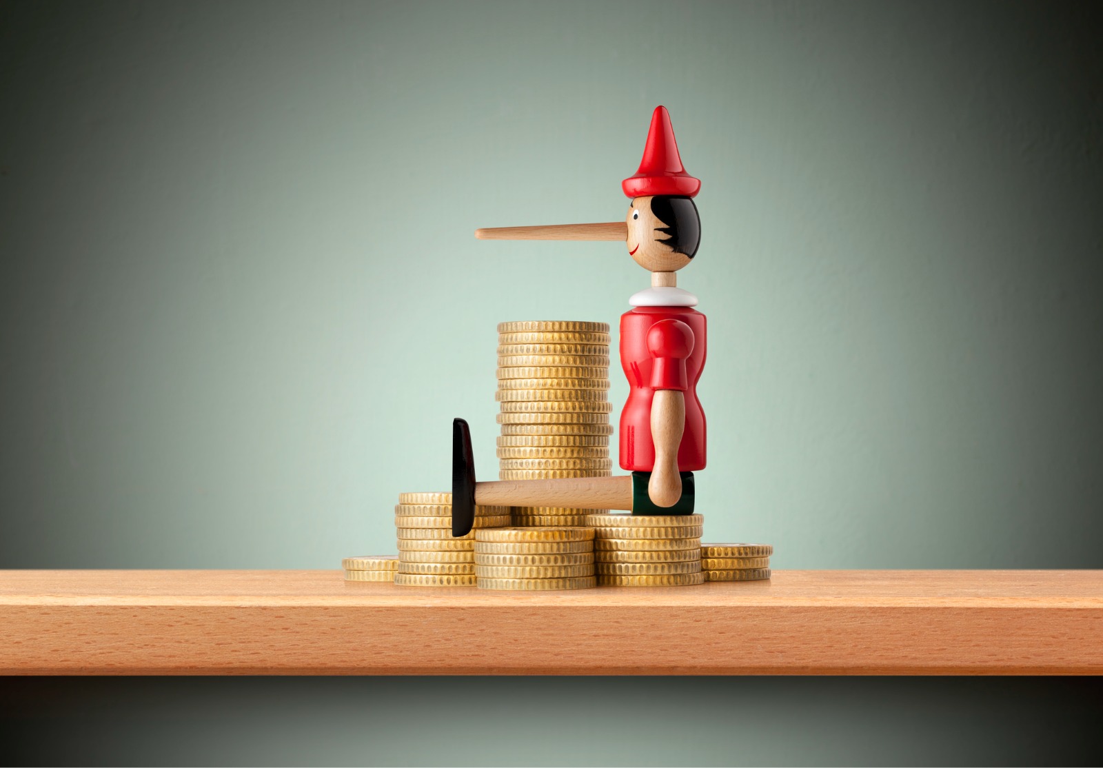 Des mensonges sur l’argent. Pile de pièces d’or avec Pinocchio.