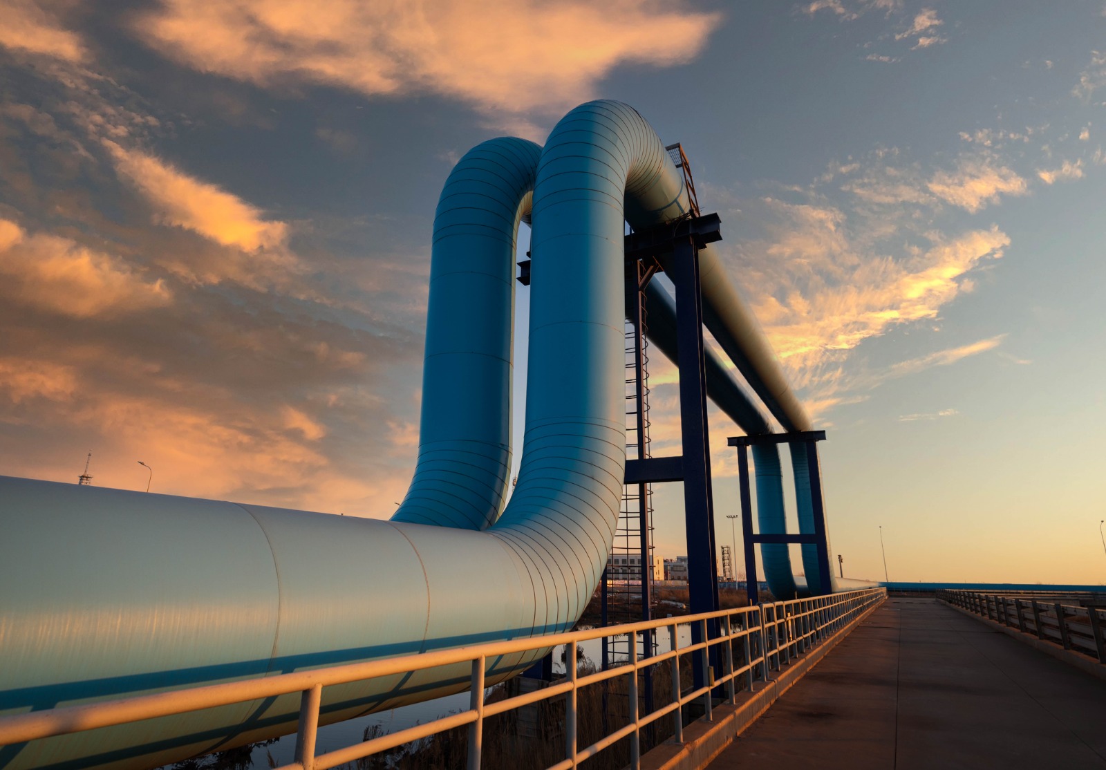 Oléoduc au coucher du soleil.
