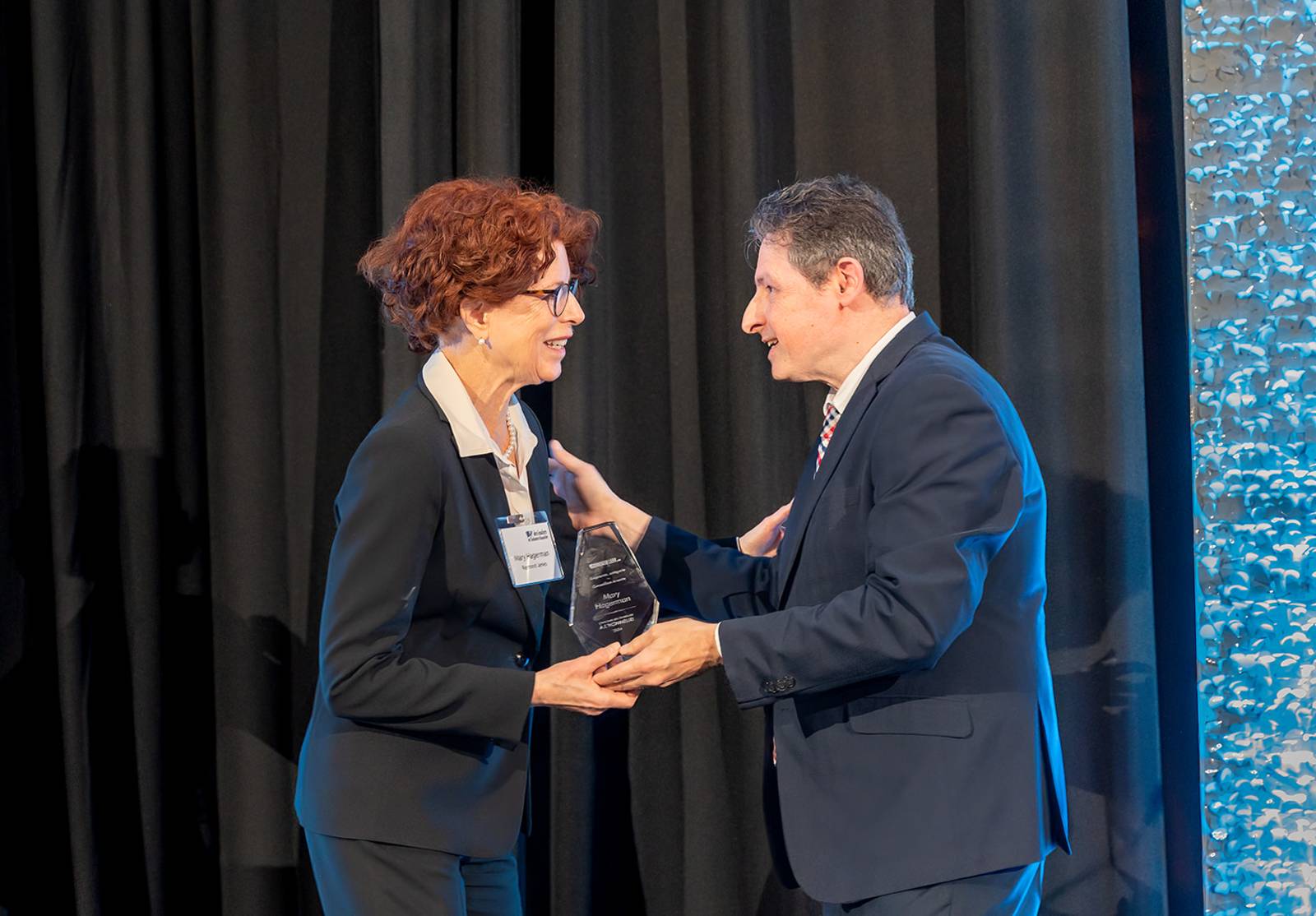 Mary Hagerman reçoit son prix au Concours Les Conseillers à l'honneur! 2024.