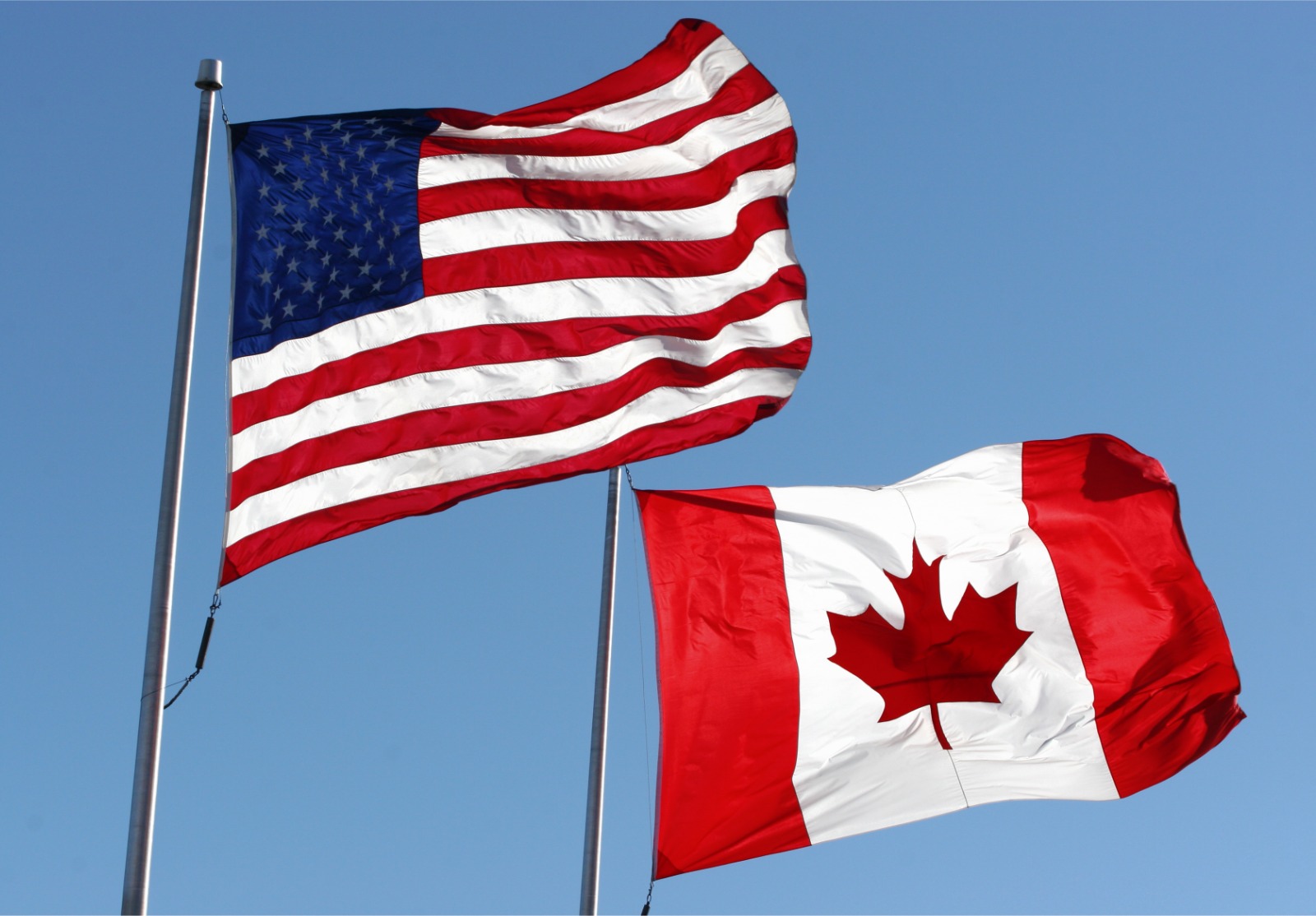 Le drapeau du Canada et le drapeau des États-Unis