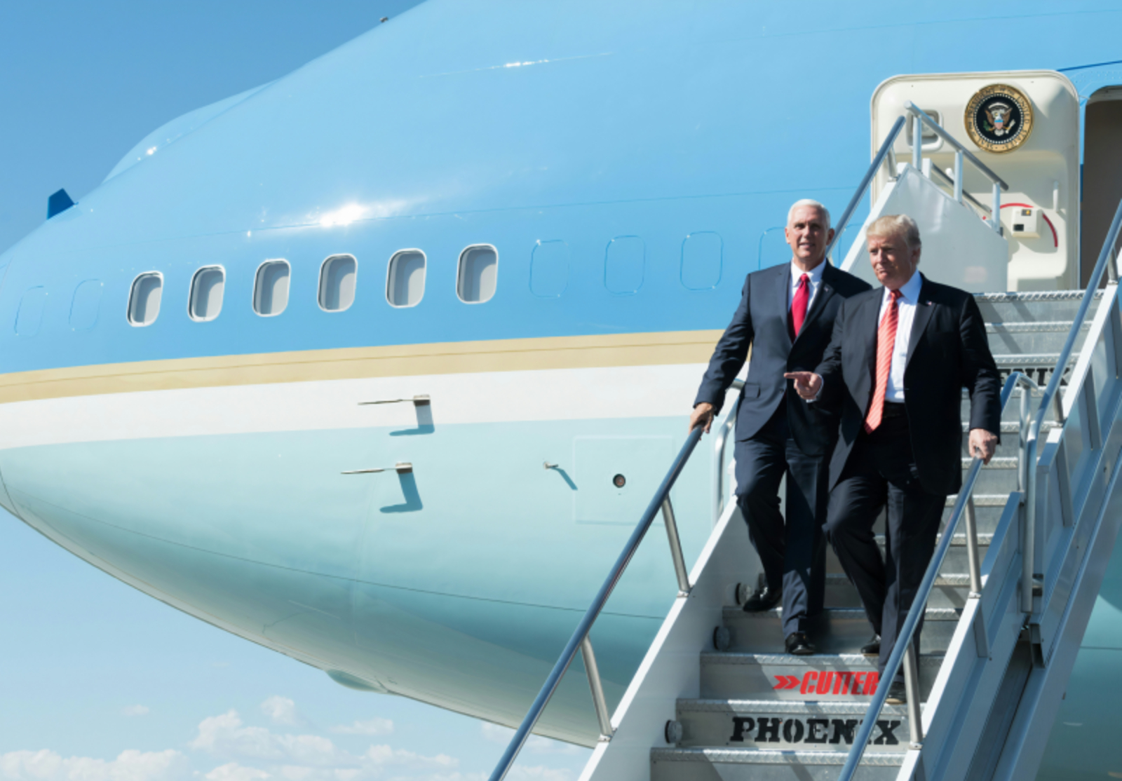 Donald Trump descend d'un avion