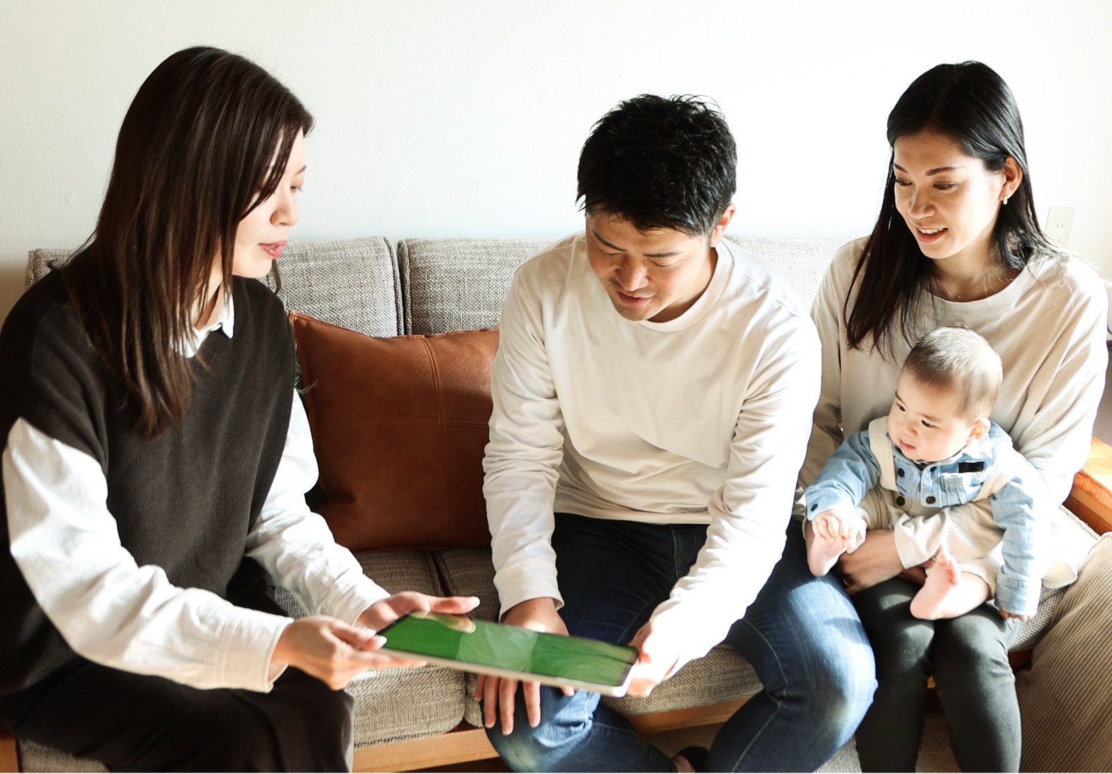 CS-1600×1114-young-family-signing-a-digital-tablet.jpg_s1024x1024wisk20czoBvHDPBASwHMkUm3h47wwFPylOUbRfzSRQDvttzYSE alternate text for this image