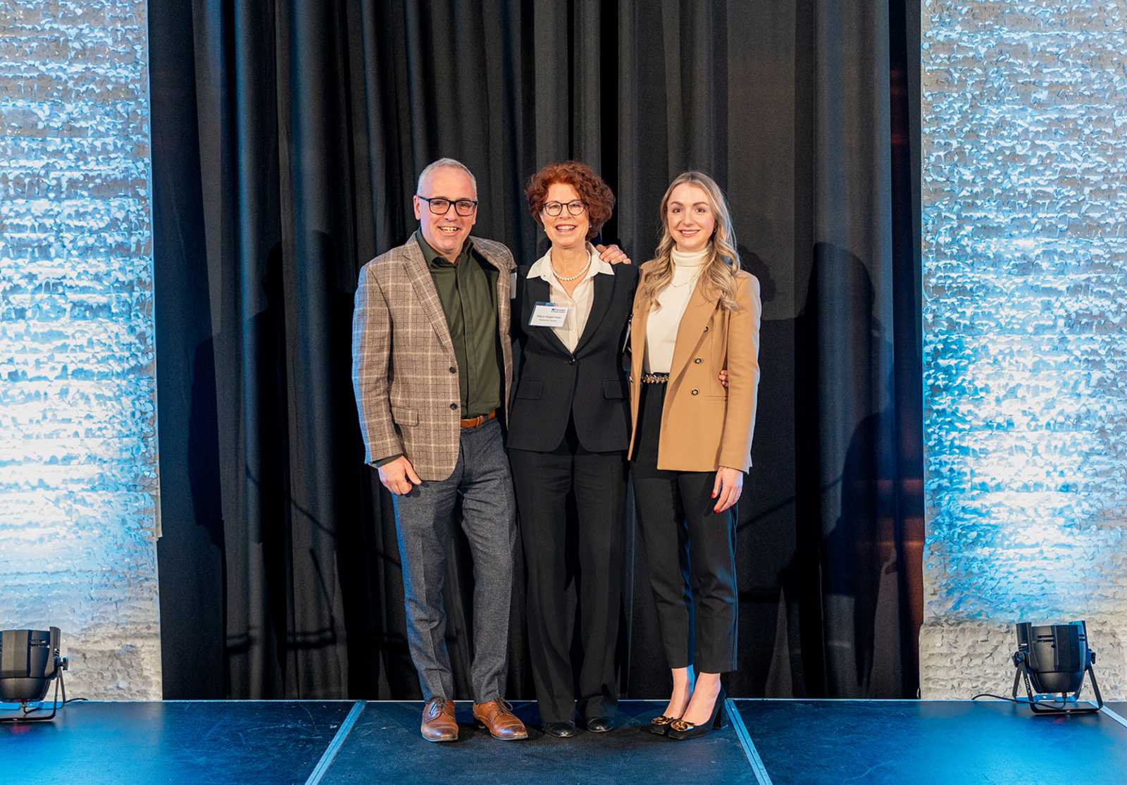 Une photo des trois gagnants du Concours les conseillers à l'honneur! 2024.