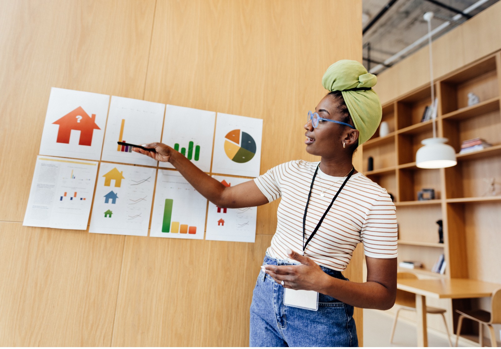 Une femme expliquant les Principes de base et conseils hypothécaires pour l’achat de votre première maison.