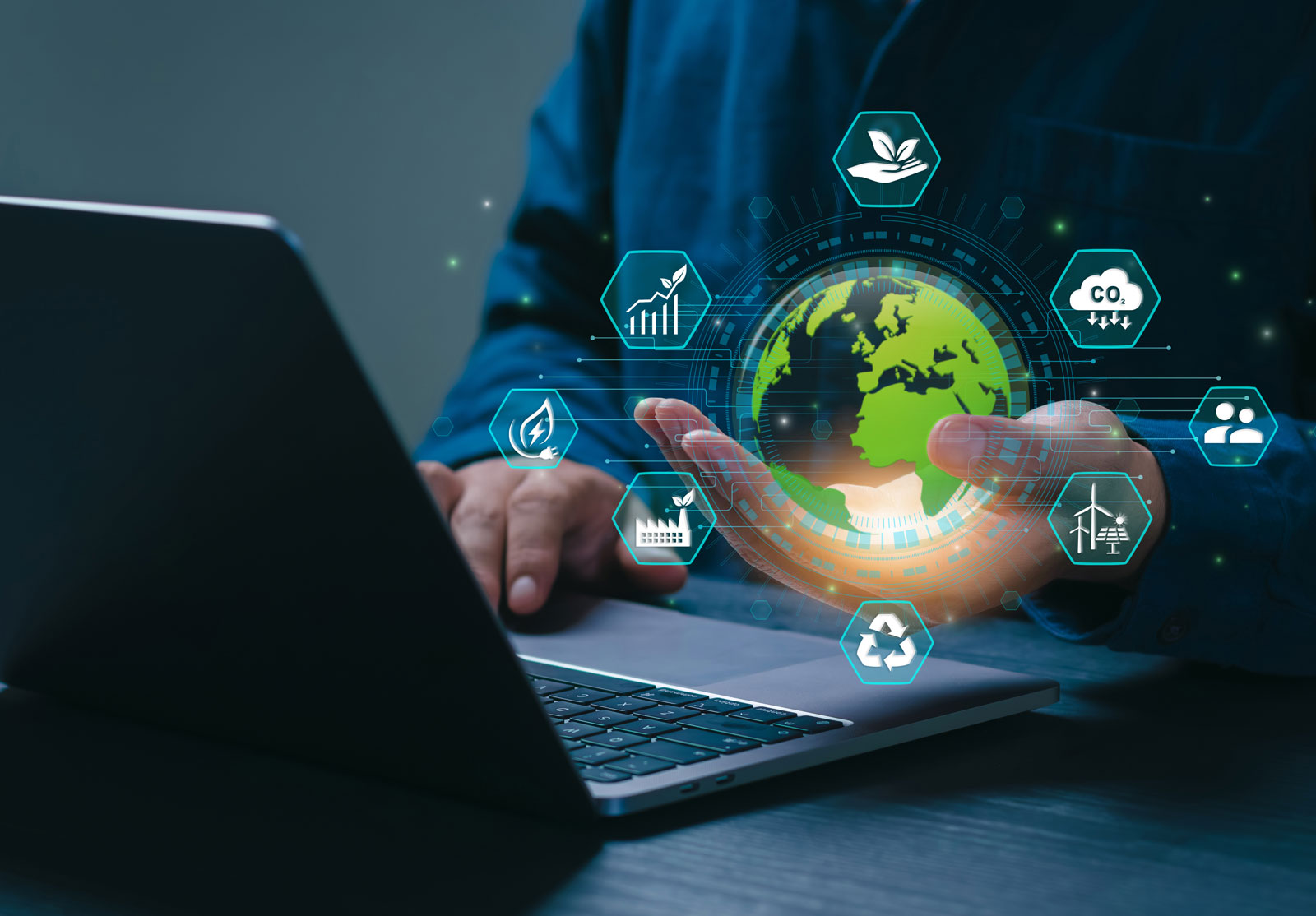 Un homme d'affaires analyse l'investissement dans le développement durable et tient un globe vert. Concept d'ESG, entreprises vertes, net zéro, énergie verte, neutralité carbone, technologie verte, crédit carbone. RSE. Changement climatique.