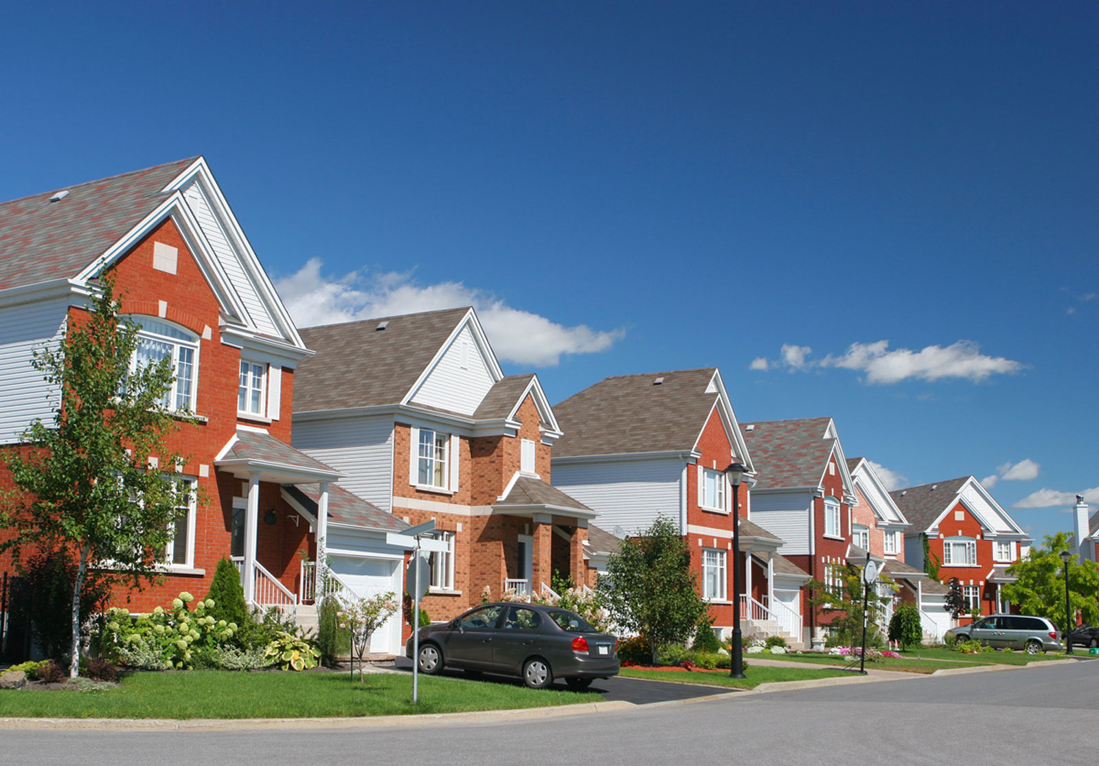 Une rue bordée de maisons.