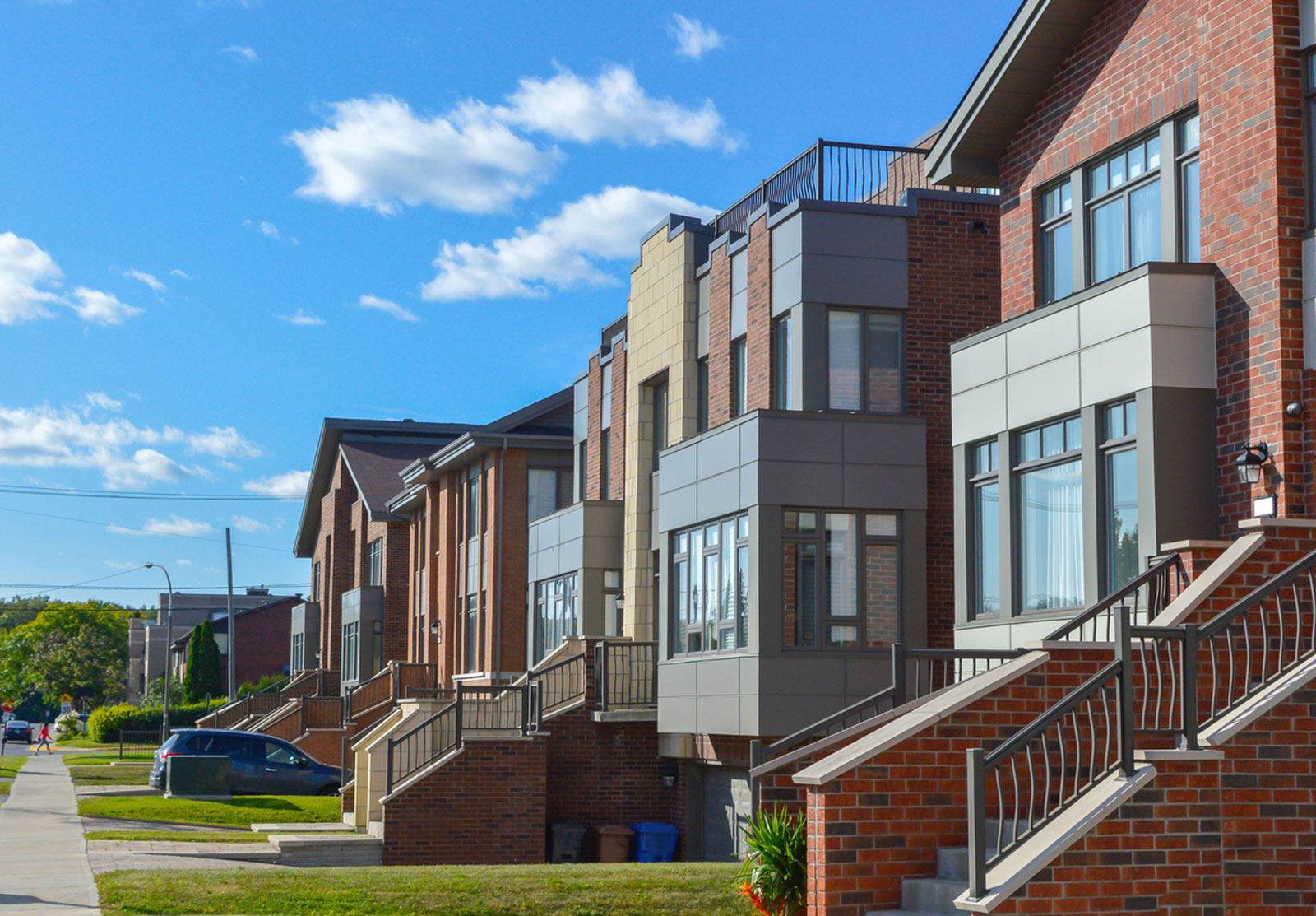 Une rue bordée de maisons.