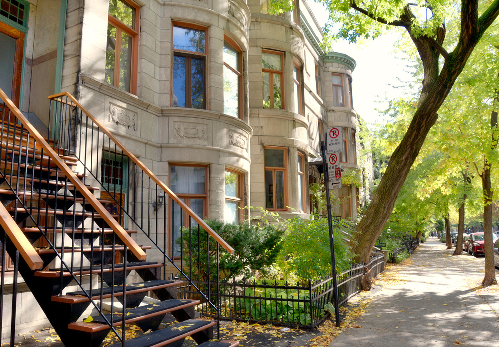 Photo d'une rue bordée d'immeubles.