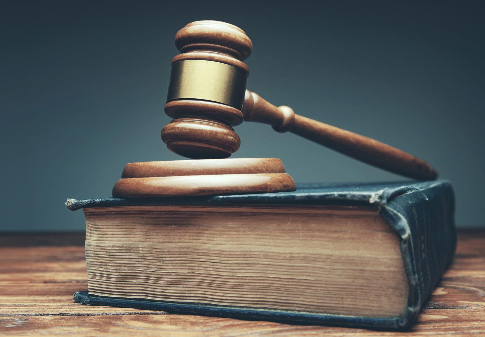 Un marteau de juge posé sur un livre.