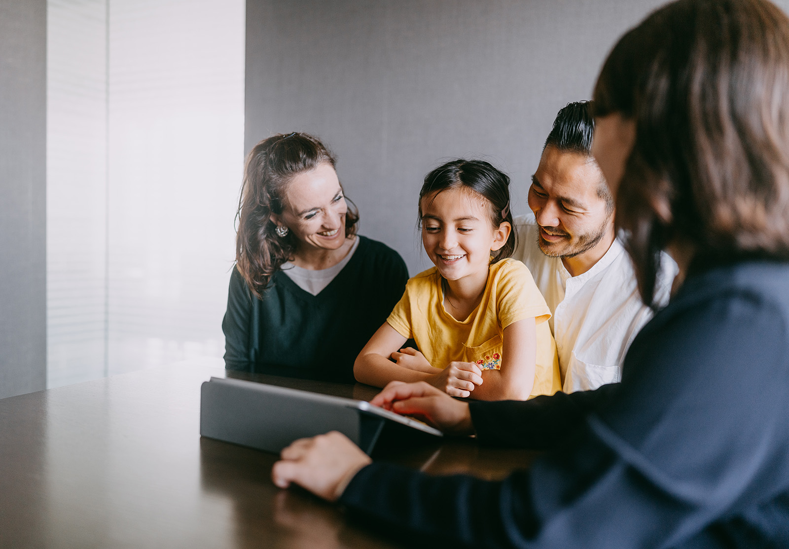 Famille consultant un planificateur financier