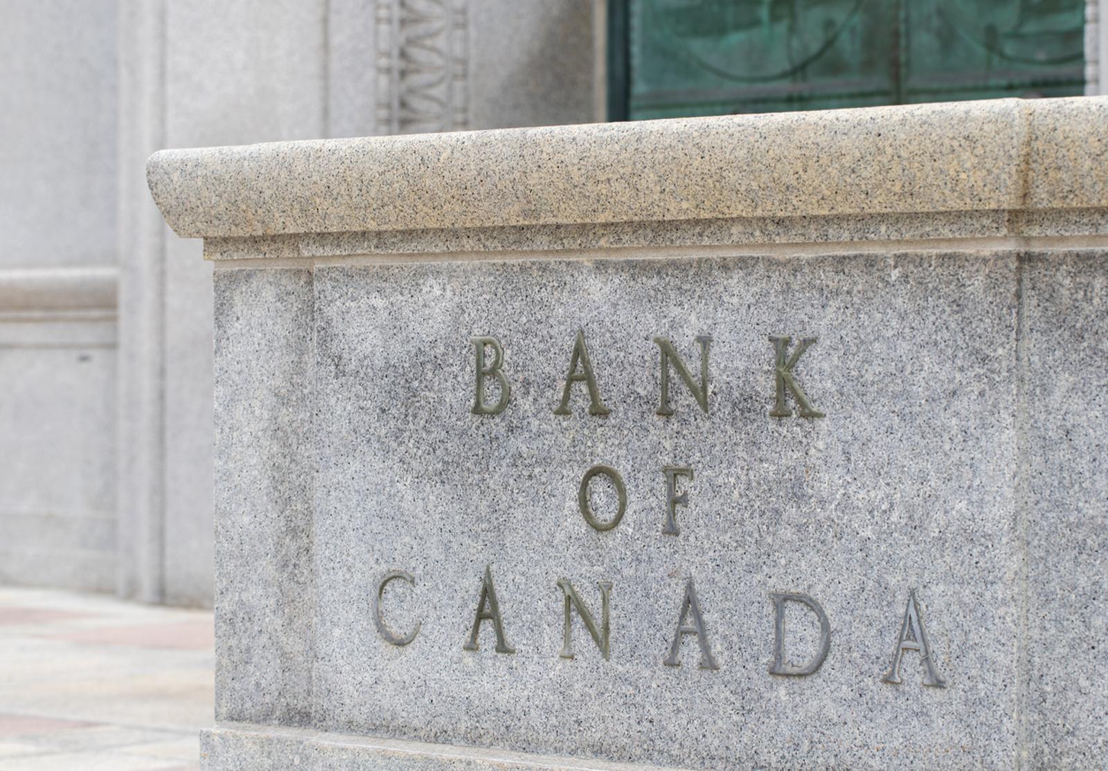Inscription “Bank of Canada” gravée dans une façade de pierre grise.