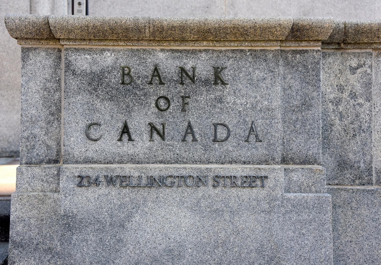 Mur de pierre gravé portant l’inscription « Bank of Canada » et l’adresse « 234 Wellington Street ».