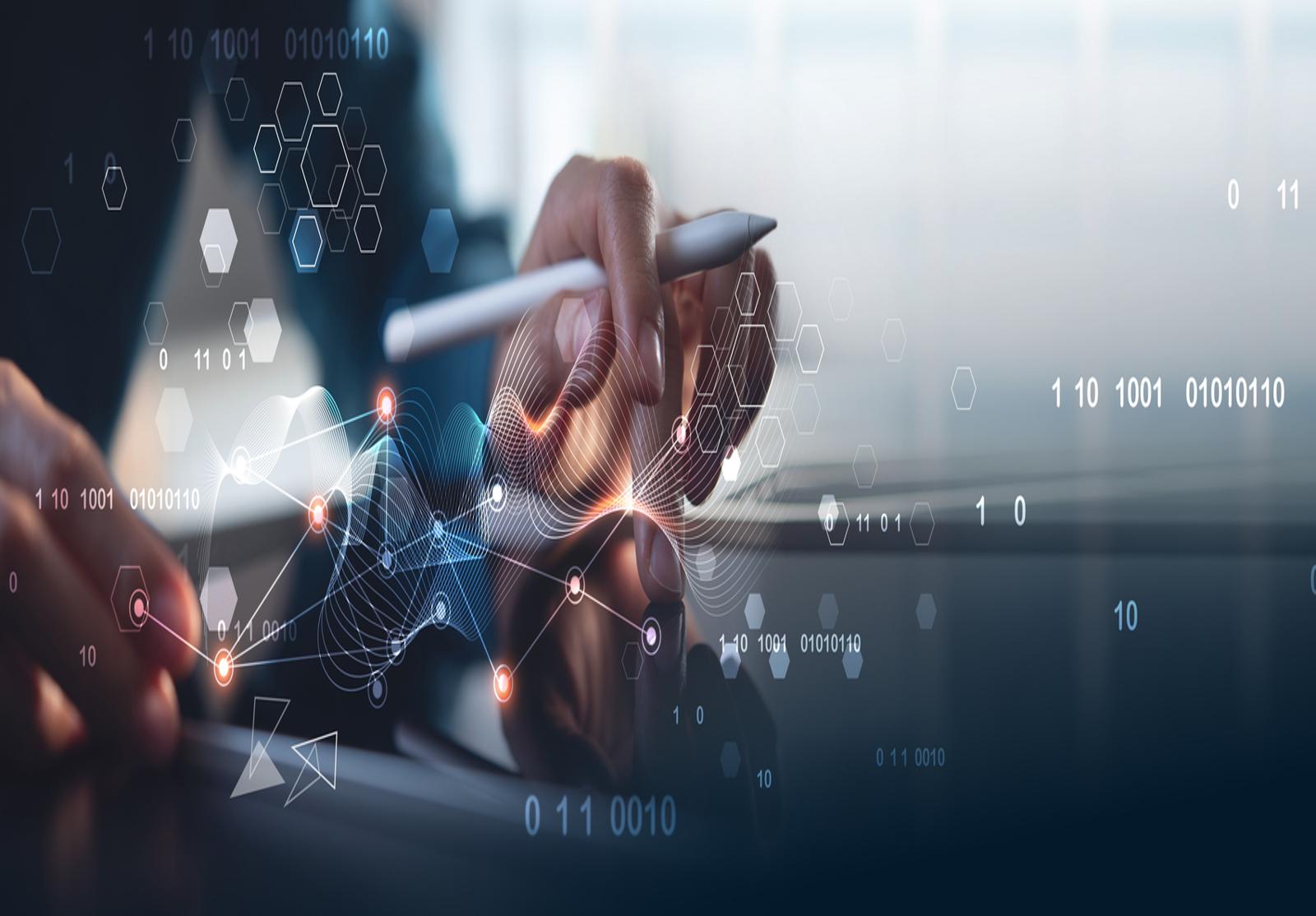 Personne utilisant un stylet sur une tablette, avec des données numériques en surimpression.