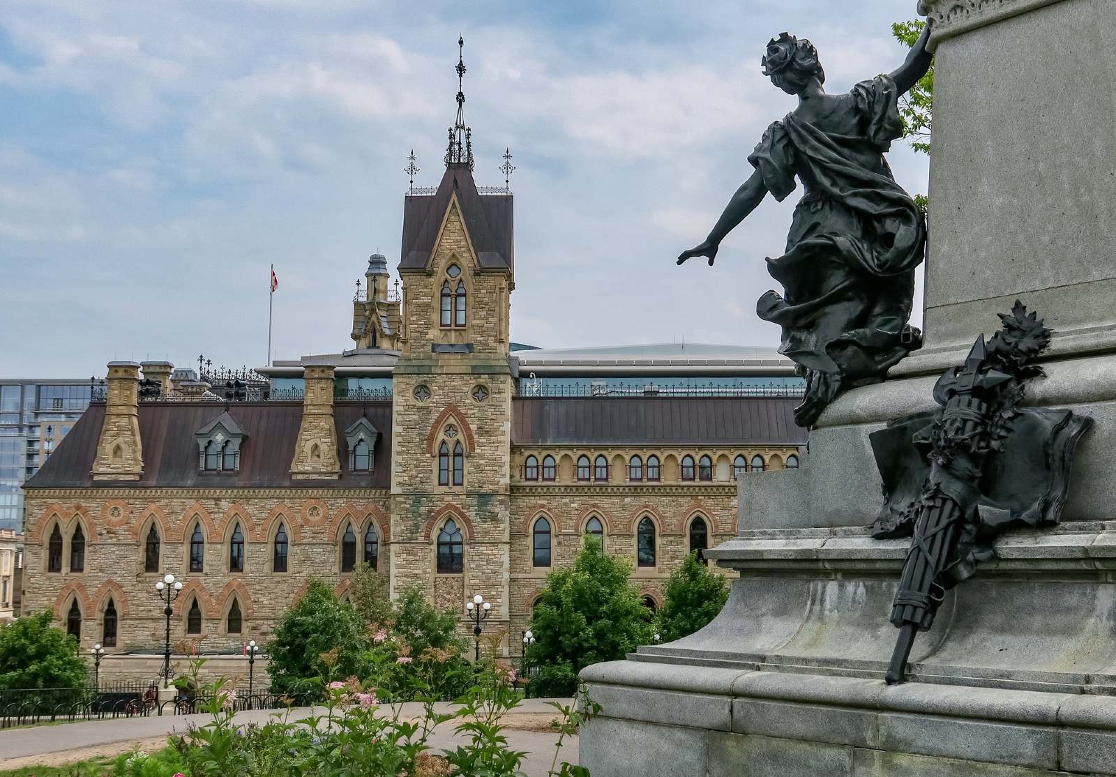 Photo d'une statue de la reine Victoria et du Parlement à Ottawa.