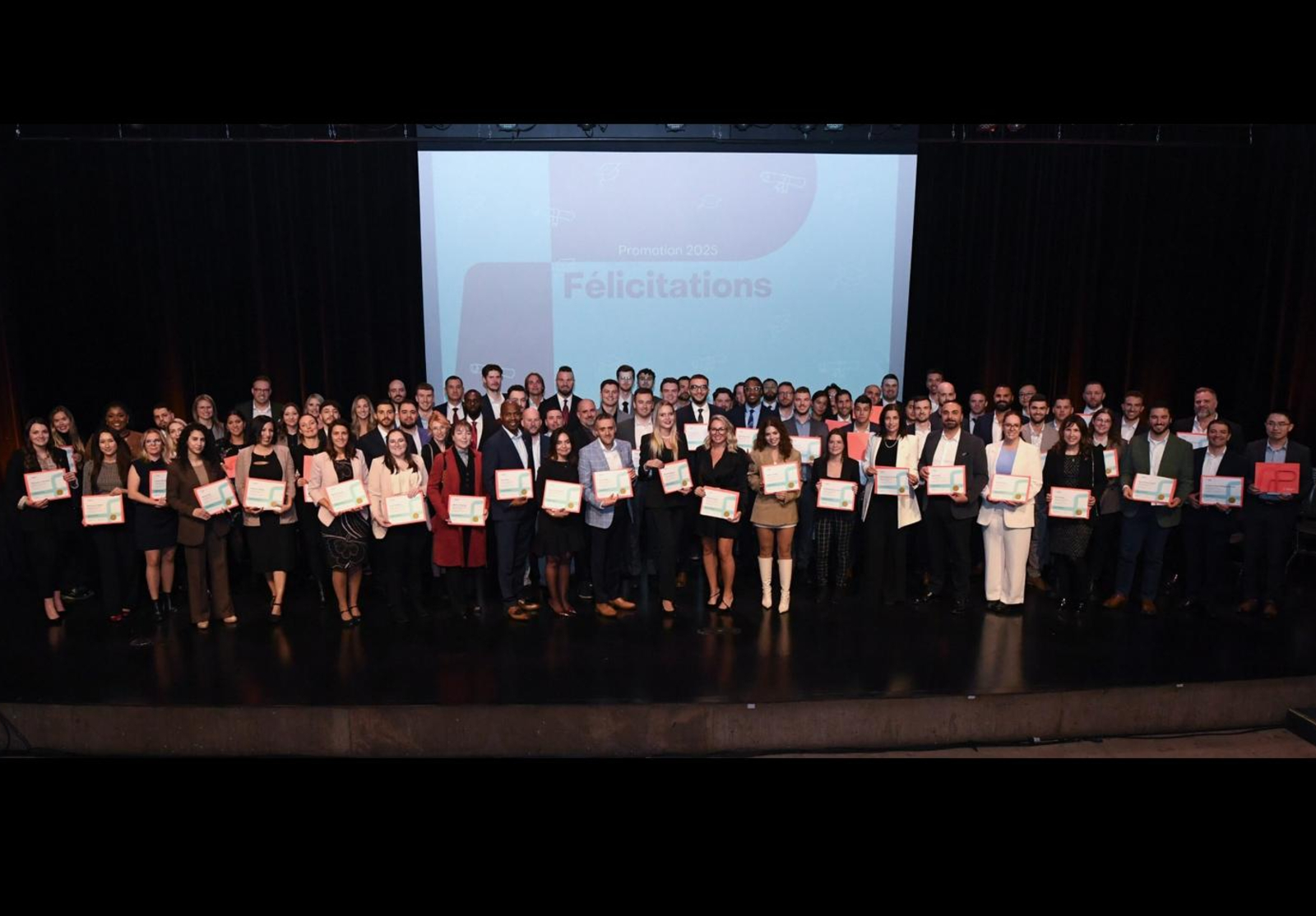 Photo des nouveaux diplômés de l'Insitut de planification financière.