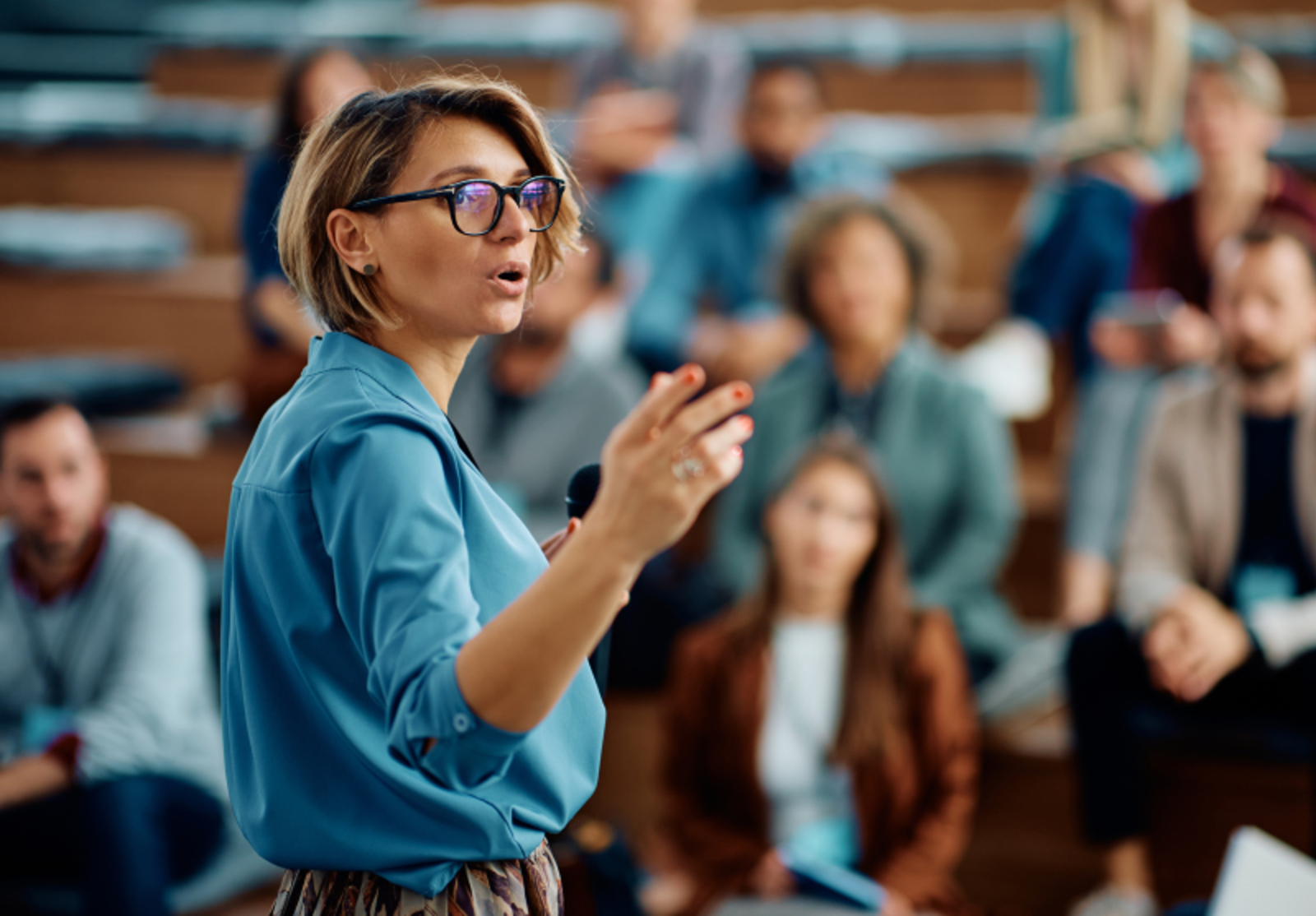 Conférencière faisant une présentation lors d’un séminaire d’entreprise au centre des congrès.
