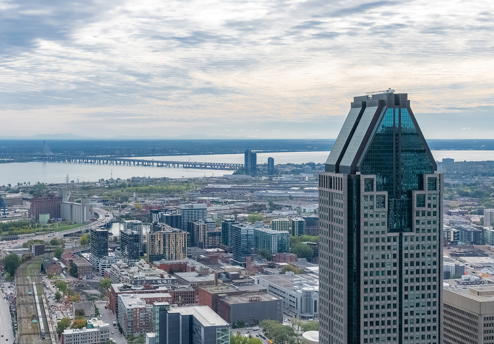 Vue aérienne du bâtiment 1000 De La Gauchetière à Montréal, au Canada, et du fleuve Saint-Laurent.