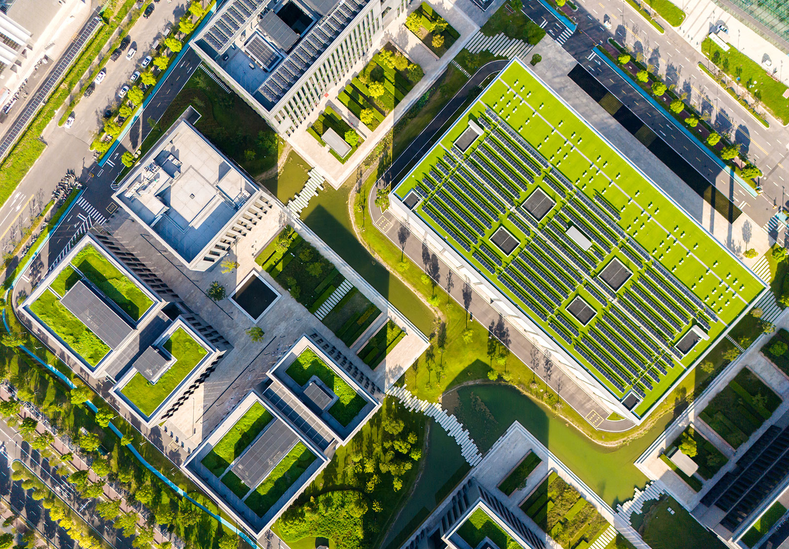 Panneaux solaires sur le toit d'un immeuble de bureaux écologique en milieu urbain